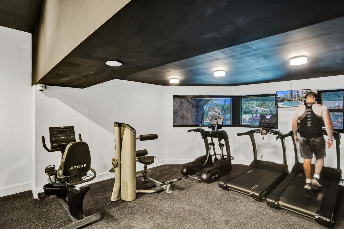 Luxury With Amenities Pools Gym And Sauna 804 Apartment